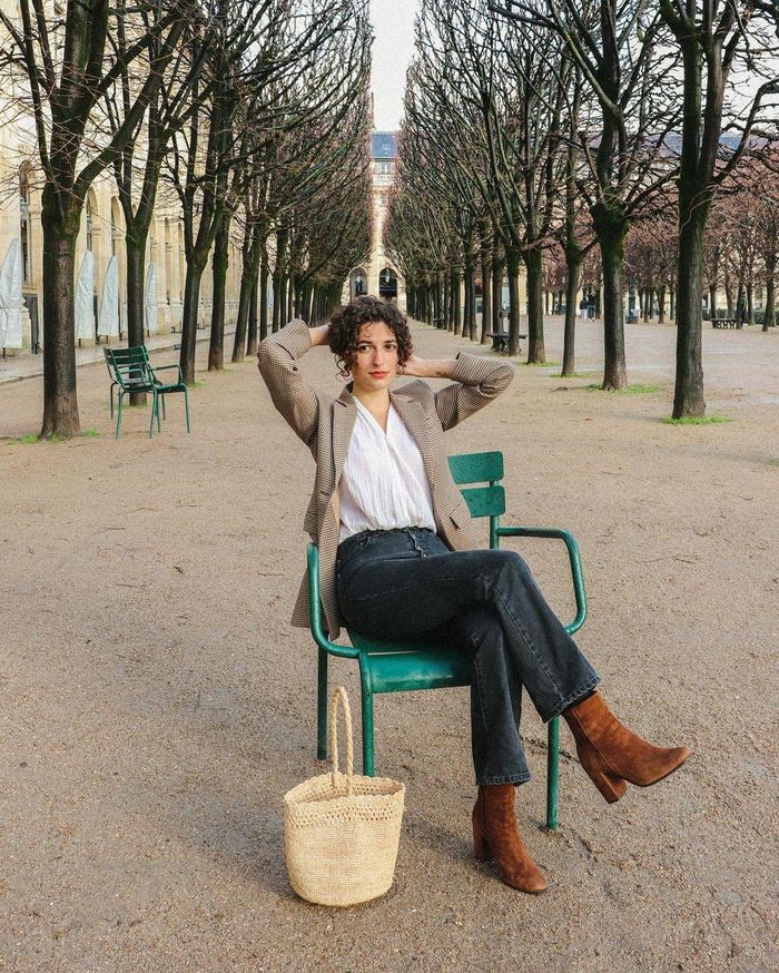 Để tô điểm thêm cho bộ cánh này, bạn có thể lựa chọn những đôi boots nhung có tông màu ấm ấp.