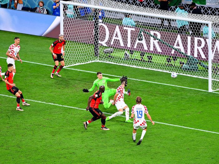Lukaku đưa bóng đi trúng cột dọc khi khung thành đã mở toang.
