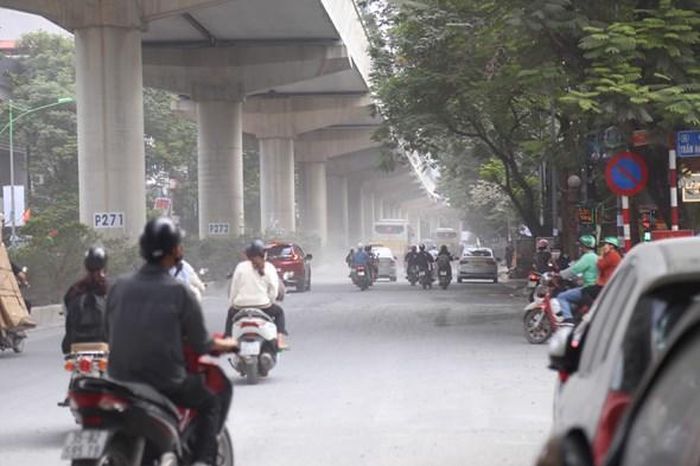 Quá trình thi công hợp phần 1 của dự án, nhà thầu gặp nhiều khó khăn do phải thi công trong điều kiện phương tiện lưu thông đông đúc, thời tiết không thuận lợi gây nên tình trạng khói, bụi mù mịt khiến nhiều người dân bức xúc.