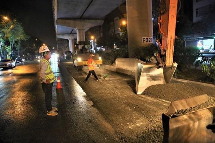 Thời gian qua đơn vị đang thi công phần vỉa hè từ ga Nhổn đi lên Cầu Giấy và xử lý những vị trí mặt đường bị hư hỏng nặng.