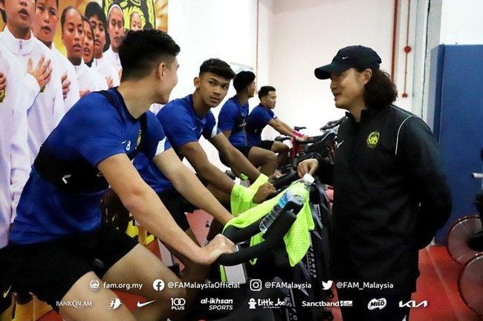 Malaysia tập thể lực bằng bài tập trong phòng gym. Ảnh: FAM