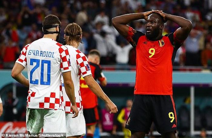 Lukaku chỉ biết ôm đầu thất vọng với khả năng dứt điểm của mình