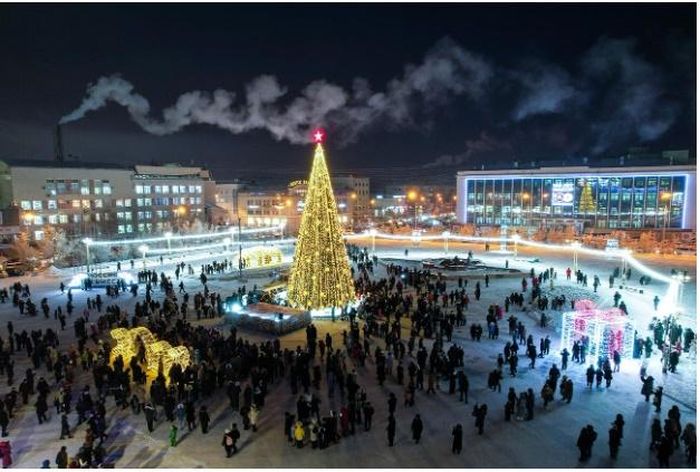 Vào ngày 1/12, Yakutsk thắp sáng cây thông Noel đầu tiên ở Nga. Nhiệt độ hiện tại là -36°C.