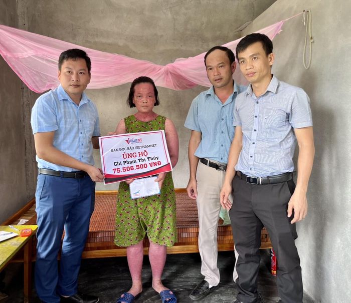 Phóng viên VietNamNet cùng các mạnh thường quân đến thăm hỏi, trao tặng hơn 75 triệu đồng giúp đỡ chị Thủy.