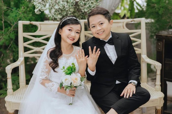 Niềm hạnh phúc của "cặp đôi tí hon" Nguyễn Văn Thắng và Nguyễn Thị Sương trong ngày cưới. Ảnh: NVCC