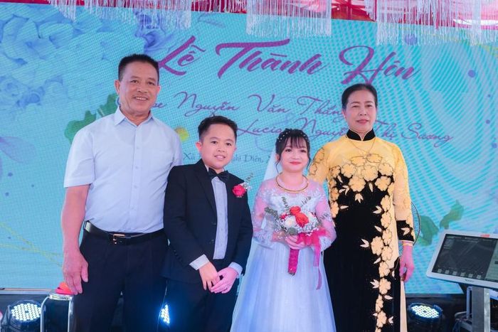 Tình yêu của "cặp đôi tí hon" được sự vun đắp của hai gia đình nội, ngoại cùng anh em, bạn bè. Ảnh: NVCC