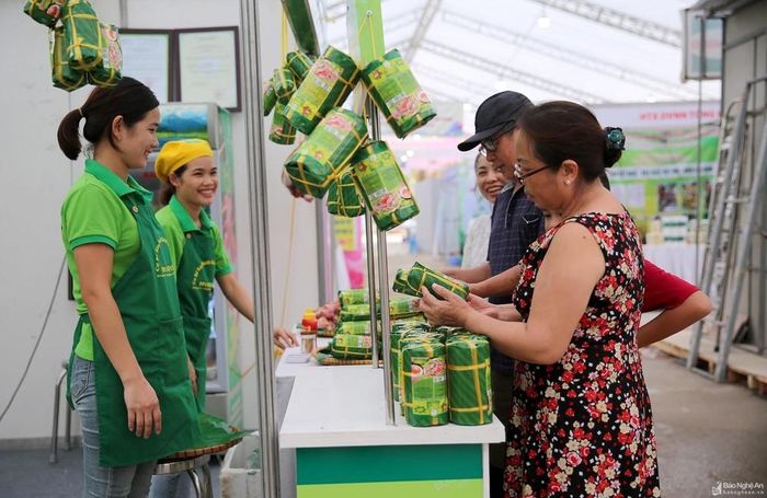 Du khách lựa chọn mua giò bê Nghệ An. Ảnh tư liệu: Đức Anh