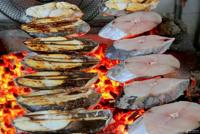 Chế biến cá thu nướng ở TX. Cửa Lò. Ảnh tư liệu: Quang An