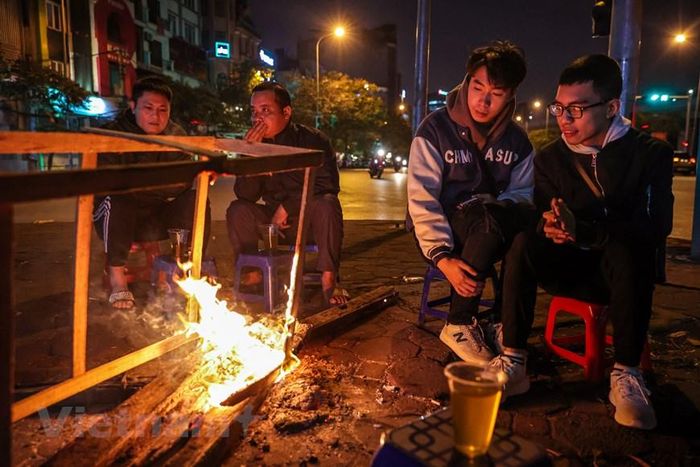 Đạt, một sinh viên đến từ Yên Bái cho biết, em cùng bạn mình tranh thủ thời tiết lạnh để ra ngoài đón nhận không khí mùa Đông. (Ảnh: Minh Sơn/Vietnam+)