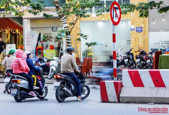 Không khó để chứng kiến cảnh người dân dừng chờ để đi ngược chiều.