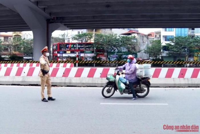 Tuy nhiên, lực lượng CSGT không thể xử lý hết toàn bộ bởi số lượng người dân đi ngược chiều quá đông.