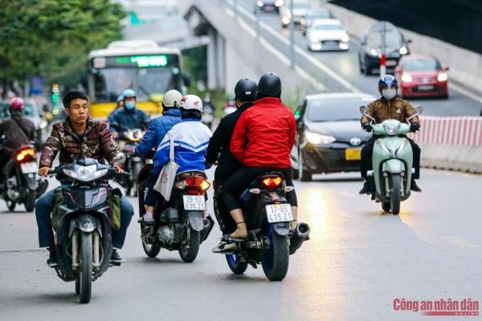 Khi được hỏi về lý do đi ngược chiều, nhiều người dân tại đây cho biết, việc đi như vậy vốn là bất đắc dĩ bởi không ai muốn đẩy mình vào tình thế nguy hiểm khi có thể gặp tai nạn bất cứ lúc nào. Ngày trước ở đây là ngã tư Trần Cung – Phạm Văn Đồng – Cổ Nhuế, người dân chỉ cần đi qua ngã tư là có thể di chuyển từ Trần Cung sang Cổ Nhuế, nhưng từ ngày đặt đường dẫn xuống ở đây người dân muốn qua lại hai bên buộc phải di chuyển đến các nút quay đầu vốn được đặt rất xa, gây khó khăn cho người dân đi lại hàng ngày. Đơn cử như các cháu học sinh đi học từ Cổ Nhuế sang Trần Cung sẽ phải đi xuống gần Hoàng Quốc Việt sau đó quay lại mất thêm hơn 3km... 
