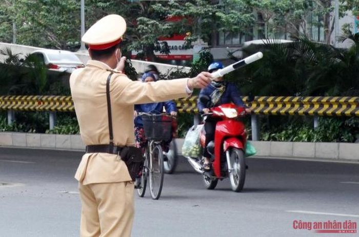 Đội CSGT số 6, Phòng CSGT Hà Nội thường xuyên bố trí cán bộ, chiến sĩ làm nhiệm vụ tại đây để điều tiết, nhắc nhở thậm chí xử phạt những người dân vi phạm