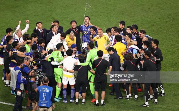 Cầu thủ Nhật Bản ăn mừng chiến tích lọt vào vòng loại trực tiếp. Ảnh: Getty Images