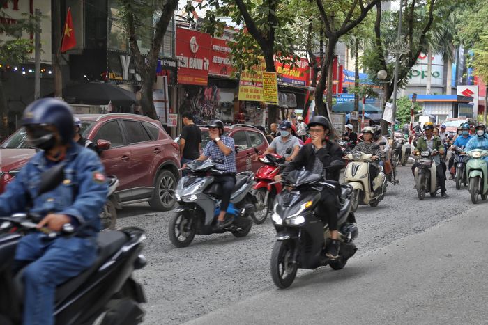 “Chúng tôi đã nhận được phản ánh của người dân về hiện tượng bụi ở khu vực đang thi công và sẽ nỗ lực sớm trả lại mặt đường nhựa cho người dân lưu thông”, ông Trần Mạnh Danh cho biết.