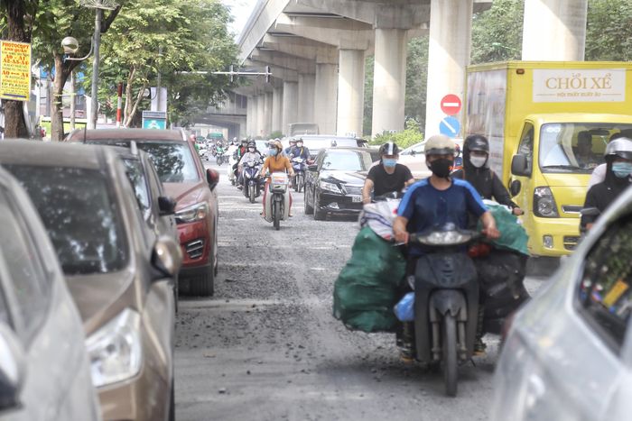 Liên quan đến vấn đề này, ông Trần Mạnh Danh - Đại diện đơn vị thi công (Công ty CP quản lý và xây dựng đường bộ I Hà Tây) cho biết: “Thời gian qua đơn vị đang thi công phần vỉa hè từ ga Nhổn đi lên Cầu Giấy và xử lý những vị trí mặt đường bị hư hỏng nặng. Đến thời điểm hiện tại, đơn vị đã thi công được 70% khối lượng hư hỏng”.