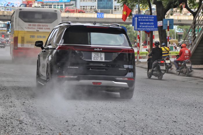 Trong quá trình thi công hợp phần 1 của dự án, nhà thầu gặp nhiều khó khăn do phải thi công trong điều kiện phương tiện lưu thông đông đúc, thời tiết không thuận lợi gây nên tình trạng khói, bụi mù mịt khiến nhiều người dân bức xúc.