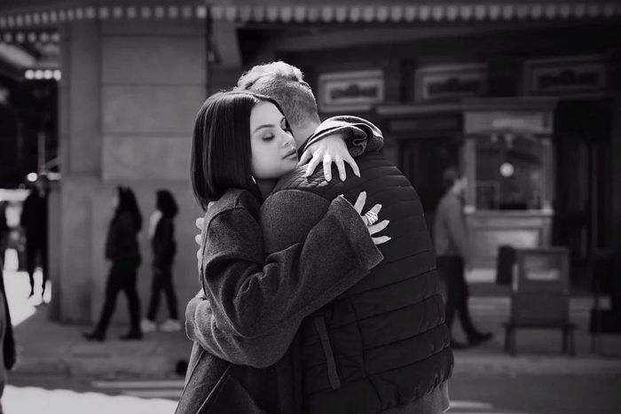  Selena Gomez vừa diễn xuất, vừa hát trong MV Let Somebody Go. Ảnh: Billboard. 
