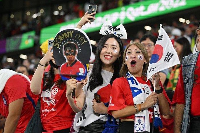 Tát cả đều vui mừng vì đội bóng quê nhà của họ đã có chiến thắng quan trọng để bước tiếp tại World Cup 2022