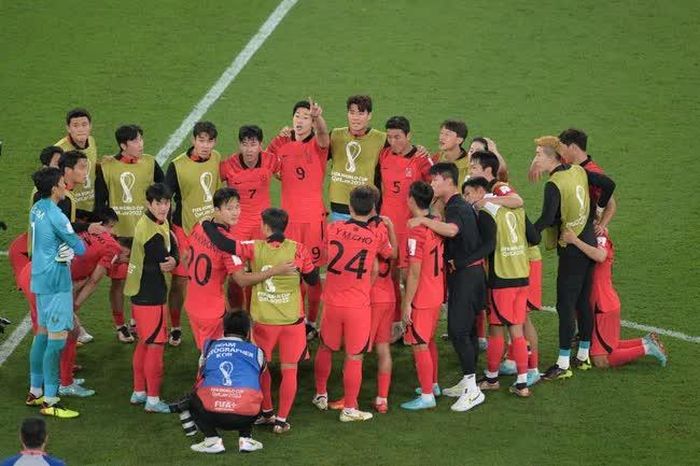 Sau đó, các cầu thủ Hàn Quốc đã khoác vai nhau cùng xem trận đấu giữa Ghana vs Uruguay qua điện thoại