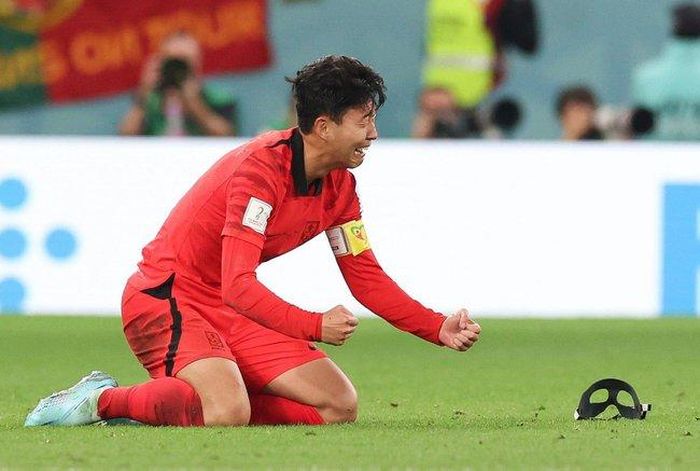 Son Heung Min bật khóc ngay trên sân