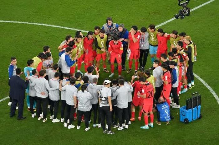 Son Heung Min trấn an tinh thần cho các đồng đội