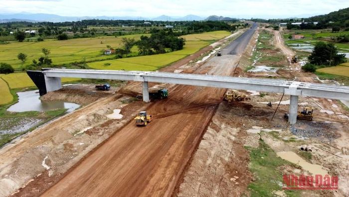 Nhà thầu gói XL-04 đoạn Vĩnh Hảo-Phan Thiết thi công hạng mục đắp nền đường K98 tại Km 206+400, xã Hàm Trí, huyện Hàm Thuận Bắc (Bình Thuận). 