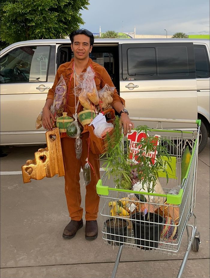 Chiến lợi phẩm của giọng ca 35 tuổi sau mỗi buổi diễn.