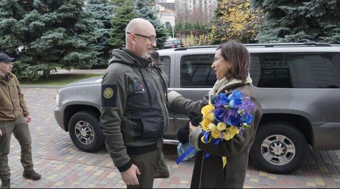 Bộ trưởng Quốc phòng Ukraine Oleksii Reznikov và người đồng cấp Tây Ban Nha Margarita Robles. Ảnh: Twitter 
