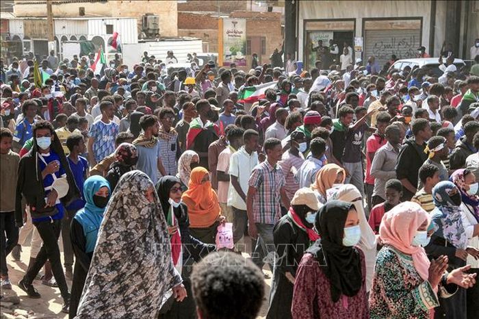 Người dân tham gia biểu tình yêu cầu chuyển tiếp sang chính quyền dân sự tại Sahafa, ngoại ô Khartoum, Sudan. Ảnh tư liệu: AFP/ TTXVN