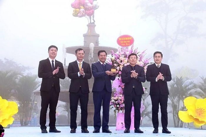 Ông Lê Duy Thành - Chủ tịch UBND tỉnh Vĩnh Phúc cùng lãnh đạo Sở VH-TT&DL, huyện Tam Đảo và Thị trấn Tam Đảo vinh dự được nhận chiếc Cúp danh giá Giải thưởng du lịch Thế giới “Tam Đảo – Thị trấn du lịch ấn tượng hàng đầu Thế giới” năm 2022.