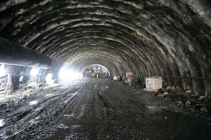 Phía trong hầm, cán bộ, kỹ sư, các thiết bị máy móc của 2 nhà thầu ngày đêm “khoan hầm, khoét núi”. 
