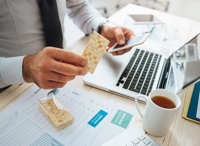  Không ăn đêm, anh Trí nhận thấy hiệu quả công việc giảm và khó ngủ hơn. Ảnh: Eatthis. 
