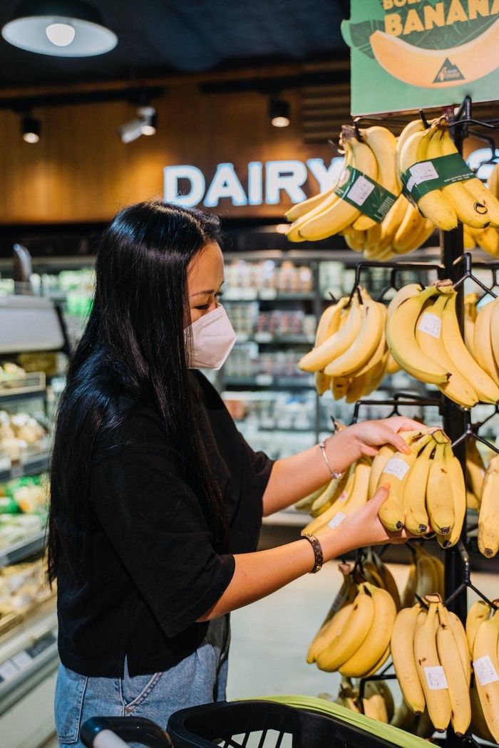  Chị Quỳnh thường chọn các loại trái cây như chuối, táo, ổi hay dưa hấu để ăn vào ban đêm. Ảnh: Pexels. 