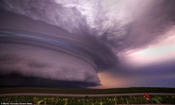 Marko đã tới các bang Texas, Oklahoma, Kansas, Colorado, Nebraska, Nam Dakota và Montana để theo đuổi những hình ảnh thiên nhiên tuyệt đẹp nhưng nguy hiểm khi bão về. (Nguồn: Daily Mail)
