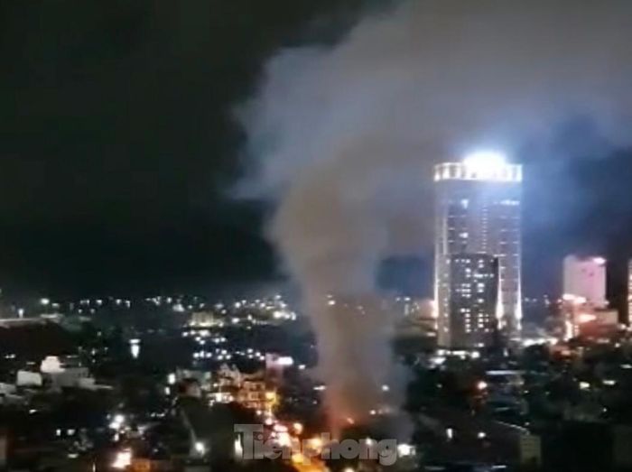  Cột khói bốc lên cao hàng chục mét. 