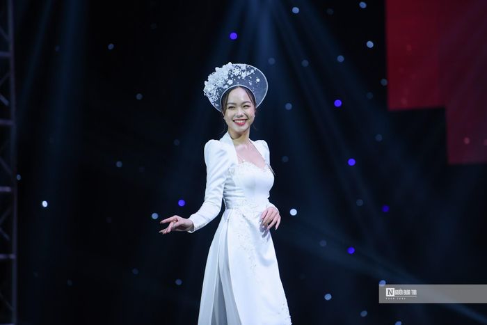 Phần thi trang phục áo dài của 20 thí sinh trong đêm chung kết