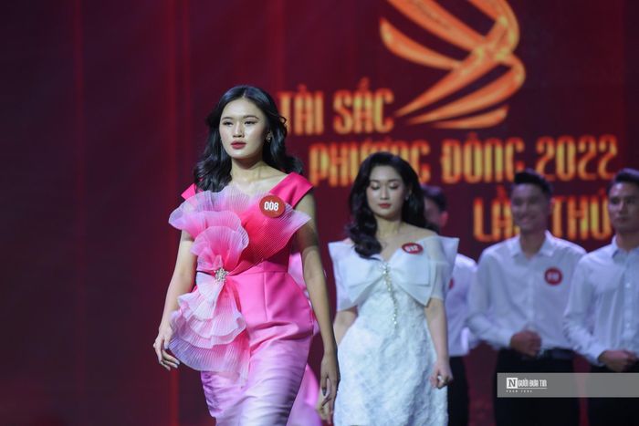  Trải qua hai phần thi chào hỏi và trình diễn tranh phục, ban giám khảo chọn ra top 5 cặp đôi (5 nam, 5 nữ) vào vòng thi ứng xử thứ nhất. Sau đó, ban giám khảo tiếp tục chọn ra top 3 cặp đôi bước vào vòng thi ứng xử thứ hai.