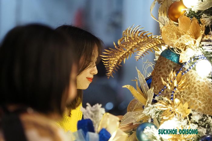 Con phố thường chật kín du khách vào chiều tối và cuối tuần. Nếu muốn có những tấm ảnh check-in vắng bóng người, bạn nên tới đây vào ban ngày.