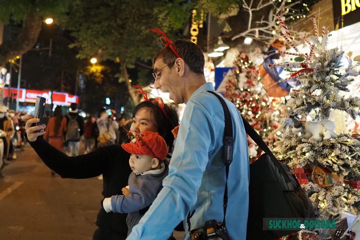 Những ngày này không khó để bắt gặp du khách Tây ở phố ta bởi Lễ Giáng sinh từ lâu được coi là một ngày hội lớn của người phương Tây mang một ý nghĩa trọng đại với những ai theo Công giáo, là dịp để mọi người trong gia đình đoàn tụ, quây quần, duy trì tình cảm