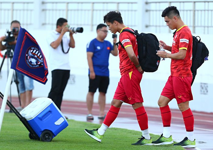  Đây là buổi thi đấu đầu tiên sau 2 ngày cả đội đến từ hôm 2/12. Các cầu thủ sẽ mặc áo GPS đo chỉ số cá nhân từ đầu cho đến cuối buổi tập. Một trợ lý phụ trách phân tích số liệu sẽ lo công tác ghi hình. 