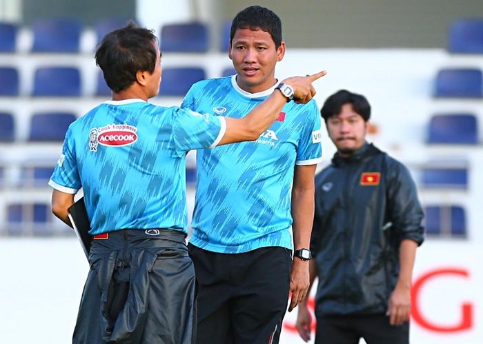  Ông Lee bắt đầu phân việc cho các trợ lý. Tiền đạo Nguyễn Anh Đức nghe chỉ dẫn để theo sát buổi tập luyện đá đối kháng. 