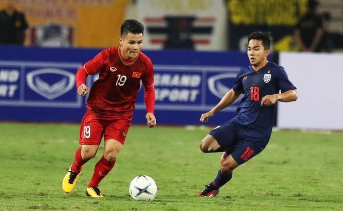 Trong khi Quang Hải (trái) sẽ dự AFF Cup 2022 cùng đội tuyển Việt Nam thì Thái Lan lại không thể triệu tập Chanathip (phải). Ảnh: Hoàng Linh
