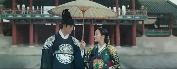 Hình ảnh Đại hoàng tử Seongnam cầm ô che mưa cho Hwa Ryung