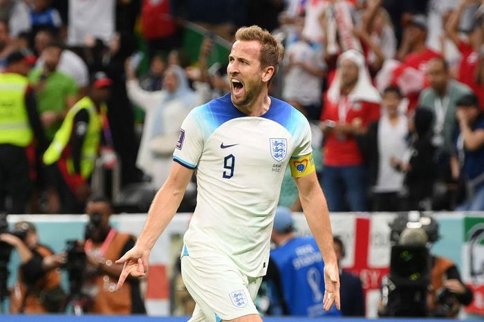 Kane chỉ còn kém thành tích của Rooney đúng 1 bàn.