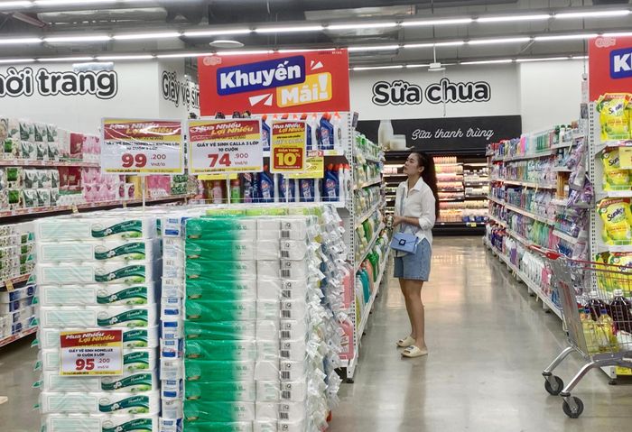 Nhiều người trẻ chọn giờ khuyến mãi để mua đồ ở siêu thị.