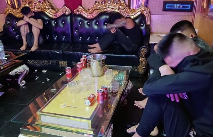 Các đối tượng tại một phòng hát của cơ sở karaoke Rolex.