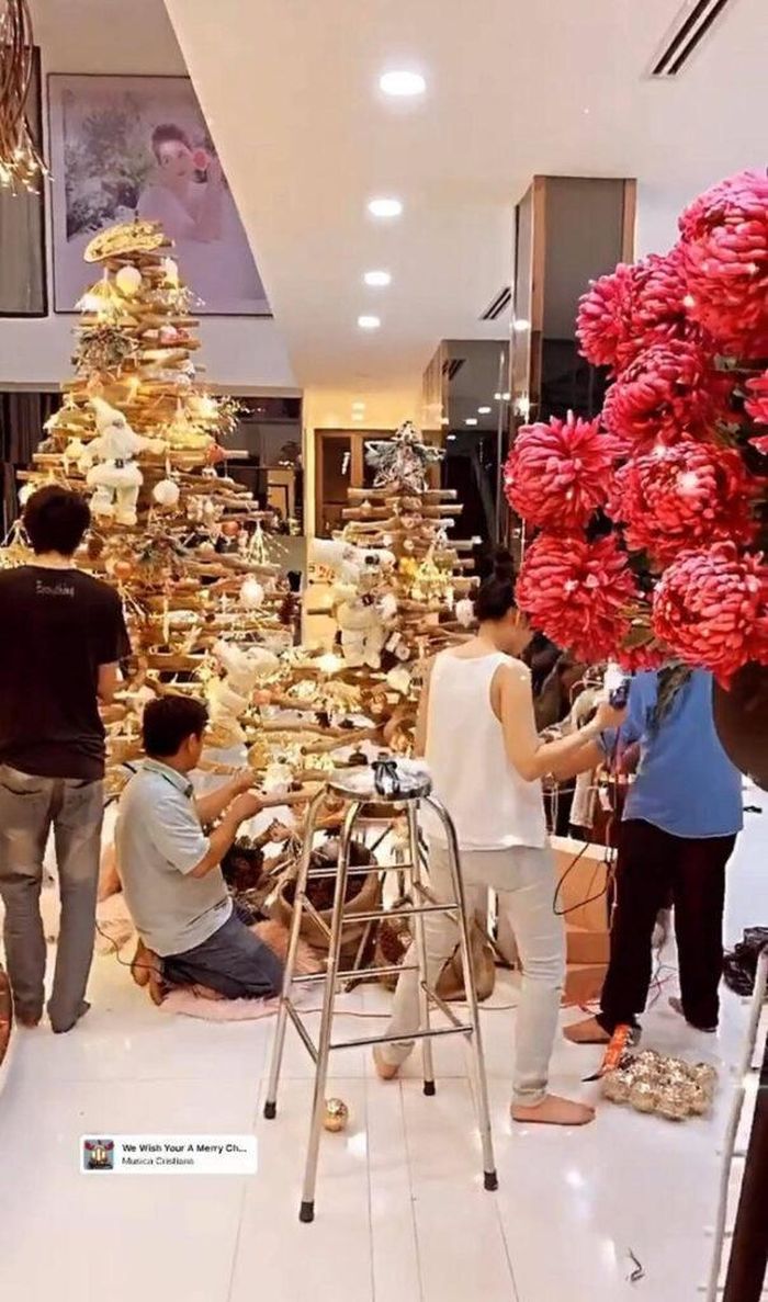 Với sự trợ giúp của rất nhiều người trang trí.
