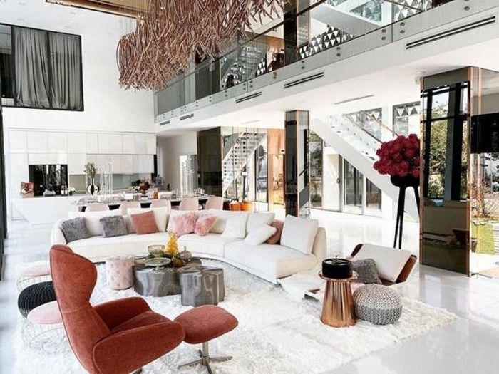 Được biết, cô rất tỉ mỉ trong khâu hoàn thiện khi yêu cầu từng chi tiết phải được thiết kế một cách kỹ lưỡng nhất, đồng thời đặt mua toàn đồ đạc nội thất từ nước ngoài để về bày biện cho căn nhà thêm sang trọng.
