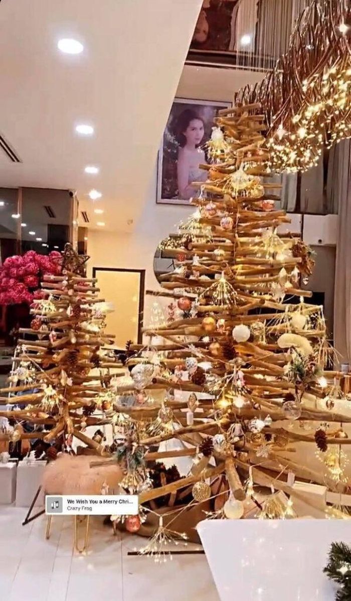 Cây thông này được dựng từ các thanh gỗ, các tán cây được ghép từ những vật trang trí và có đèn nhấp nháy bao quanh vô cùng đẹp mắt.